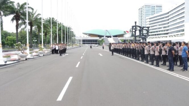 
					Polri Terjunkan 1.394 Personel, Siap Amankan Aksi Penyampaian Pendapat di DPR RI