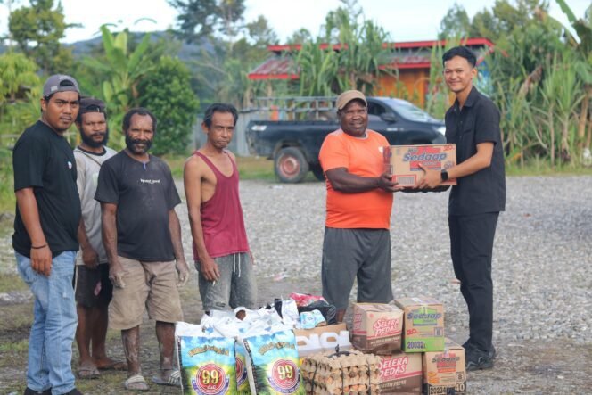 
					Bentuk Kepedulian, Personel Operasi Damai Cartenz 2025 Salurkan Bantuan Sembako di Yalimo