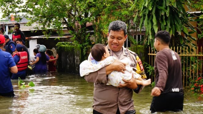 
					Polri Gerak Cepat Evakuasi Korban Banjir di Empat Kelurahan Kota Makassar