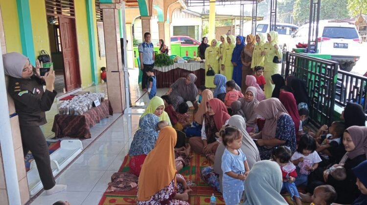 Monitoring Tumbuh Kembang Bayi dan Balita, IAD Aceh Tenggara Berikan Vitamin A Kepada Desa Binaan Kuning II