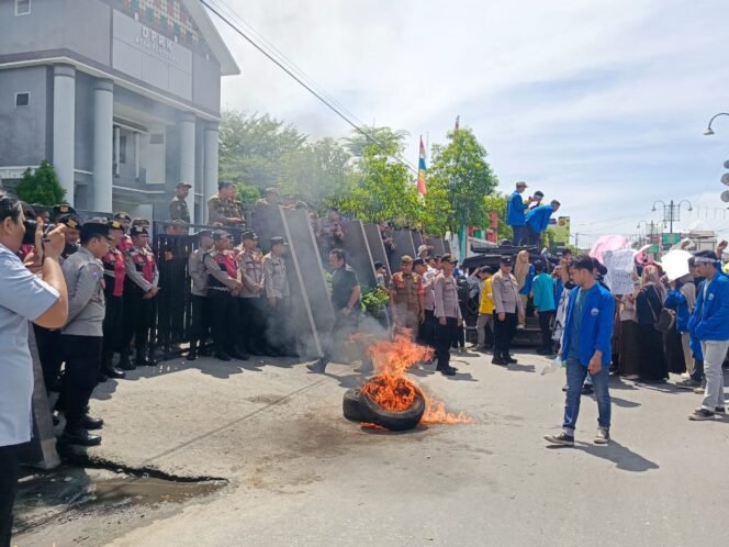 
					Ratusan Mahasiswa Aceh Tenggara Demo Tuntut Pemerintah Pusat Evaluasi Kebijakan Efisiensi Anggaran