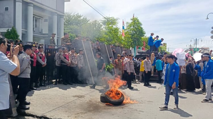 Ratusan Mahasiswa Aceh Tenggara Demo Tuntut Pemerintah Pusat Evaluasi Kebijakan Efisiensi Anggaran