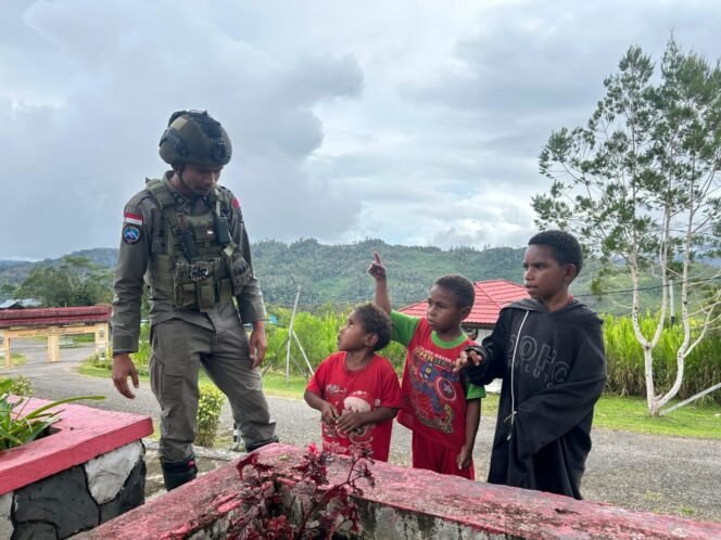 
					Satgas Ops Damai Cartenz-2025 Gelar Patroli Dialogis di Oksibil Serta Pererat Hubungan dengan Warga