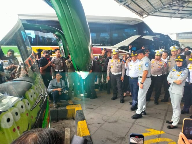 
					Wamenhub dan Kakorlantas Polri Cek Kesiapan Angkutan Lebaran di Terminal Pulogebang