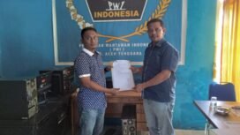 Penyerahan Berkas Kepada Ketua Panitia Konferkab V PWI Aceh Tenggara, Bulkaini Sekedang.