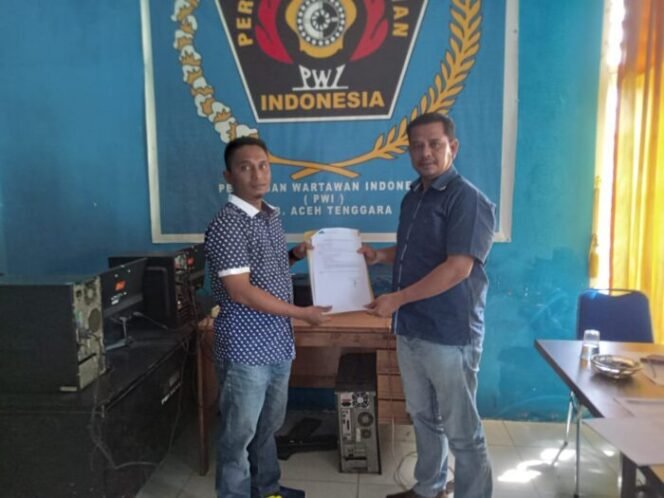 
					Penyerahan Berkas Kepada Ketua Panitia Konferkab V PWI Aceh Tenggara, Bulkaini Sekedang.
