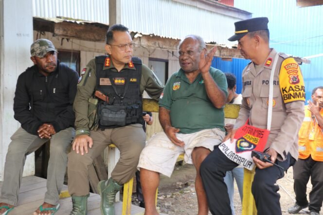 
					Perkuat Sinergi, Kasatgas Humas Ops Damai Cartenz Silaturahmi dengan Ketua Dewan Adat Pegunungan Bintang