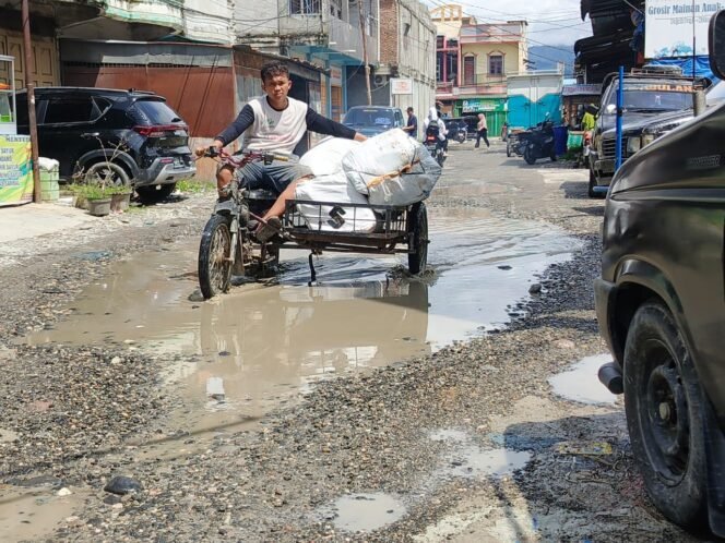 
					Masyarakat Mengeluhkan Jalan Pajak Pagi Berlumpur Bak Kandang Kerbau
