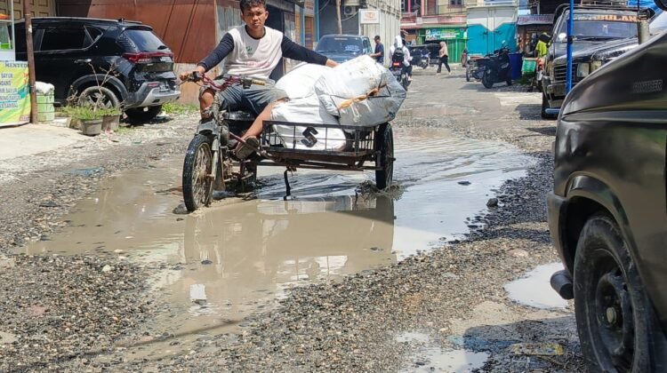 Masyarakat Mengeluhkan Jalan Pajak Pagi Berlumpur Bak Kandang Kerbau