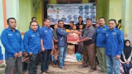 Pengurus PWI Aceh Tenggara memberikan bantuan sembako kepada panti asuhan Tunas Murni.