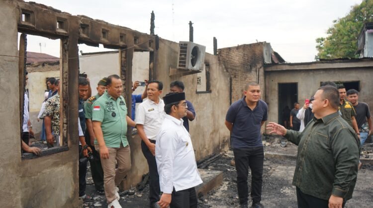 Pj. Bupati Taufik Serahkan Bantuan Korban Kebakaran di Lawe Sigala-gala