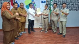 Penyerahan sertifikat tanah milik pemerintah di Ruang Rapat Bupati Aceh Tenggara.