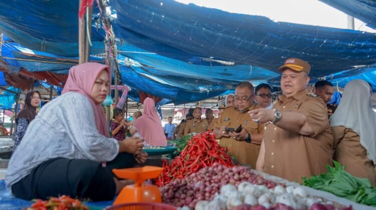 Antisipasi Kenaikan Harga, Wabup Heri Al Hilal Sidak Pasar Tradisional dan Bulog