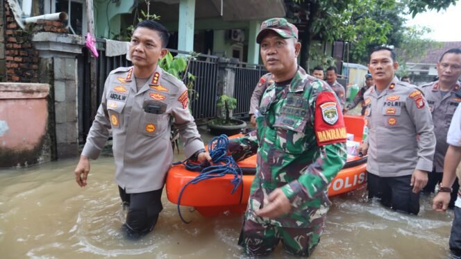 
					Polri salurkan bantuan dan evakuasi warga terdampak banjir di Bekasi dan Depok