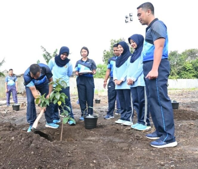 
					Lanud Husein Sastranegara Perkuat Ketahanan Pangan Dengan Menanam Alpukat dan Panen Sayuran