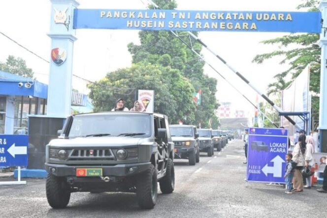 
					Ribuan Warga Kota Bandung Di Apron Lanud Husein Sastranegara Mengikuti Kirab Rantis Maung