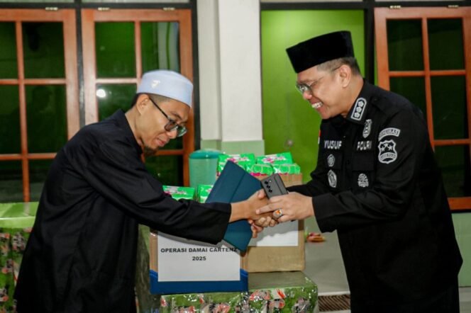 
					Berkah Ramadan: Kasatgas Humas Ops Damai Cartenz-2025 Bagikan Takjil di Masjid Fajrul Islam Jayapura