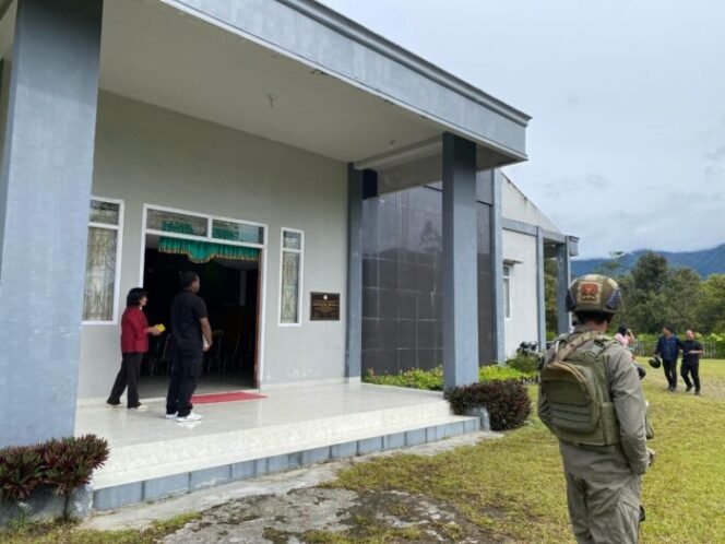 
					Satgas Ops Damai Cartenz-2025 Amankan Ibadah Minggu di Gereja Bethel Indonesia