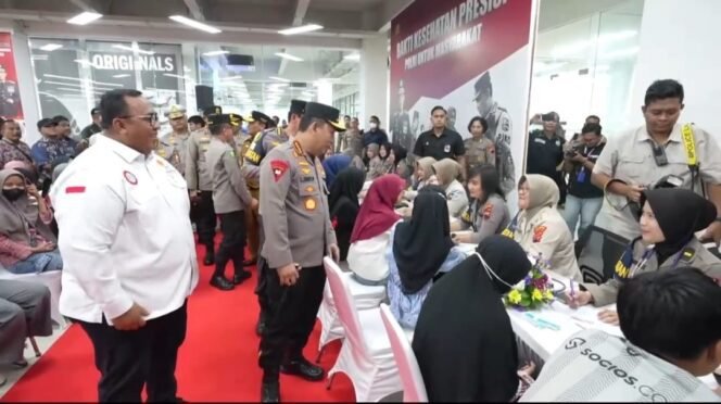 
					Kapolri Tinjau Bakti Kesehatan “Polri Untuk Masyarakat” di PT Tah Sung Hung