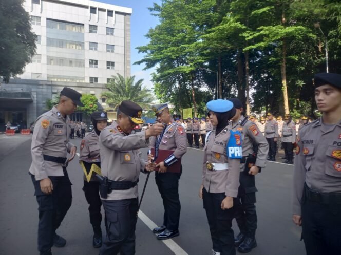 
					Pimpin Apel Pamen, Kapolda Metro Berikan Penghargaan Kepada 14 Personel Berprestasi