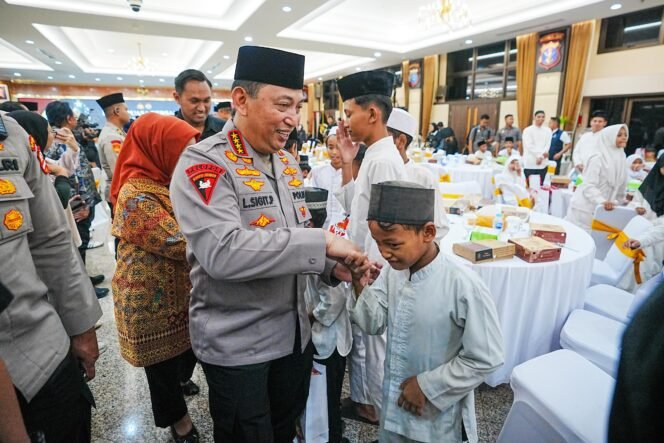 
					Berbagi Takjil dan Buka Puasa Bersama, Kapolri Perkuat Sinergi dengan Media dan Masyarakat