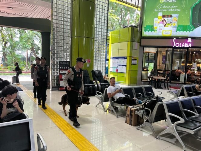 
					SAS K9: Polri Gunakan Teknologi Digital Awasi Satwa Kepolisian Selama Operasi Ketupat 2025