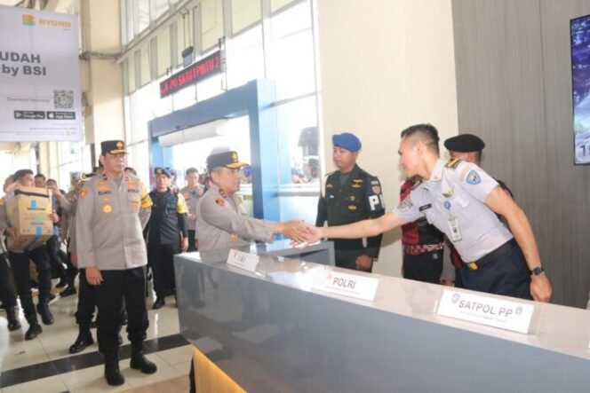 
					Pastikan Mudik Aman Dan Nyaman Kapolda Metro Jaya Tinjau Terminal Pulogebang
