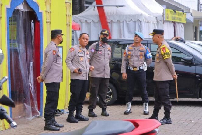 
					Kapolres Metro Bekasi Tinjau Pospam Rest Area KM 19A, Pastikan Kesiapan Pengamanan Arus Mudik
