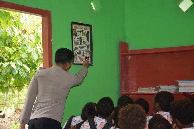 
					Satgas Ops Damai Cartenz Ajak Anak-anak Belajar dan Bermain di Rumah Pintar