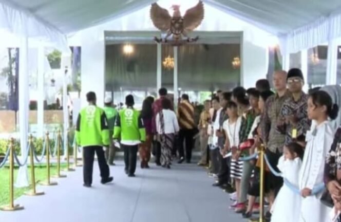 
					Silaturahmi Lebaran di Istana: Ribuan Warga Antusias, 451 Personel di Terjunkan Jaga Keamanan