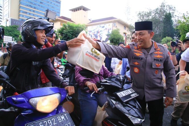 
					Masyarakat Antusias Saat Kapolri Turun Langsung Berbagi Takjil