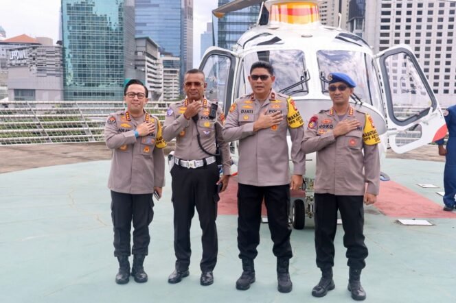 
					Tol Jakarta-Cikampek Padat, Wakapolda Metro Jaya Pantau Arus Mudik dari Udara