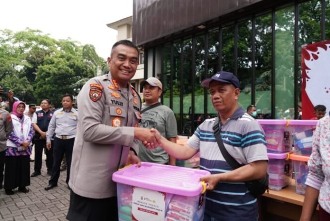 
					Kapolda Metro Jaya Irjen Pol Karyoto Tinjau Pengungsian Warga Terdampak Banjir di Pancoran