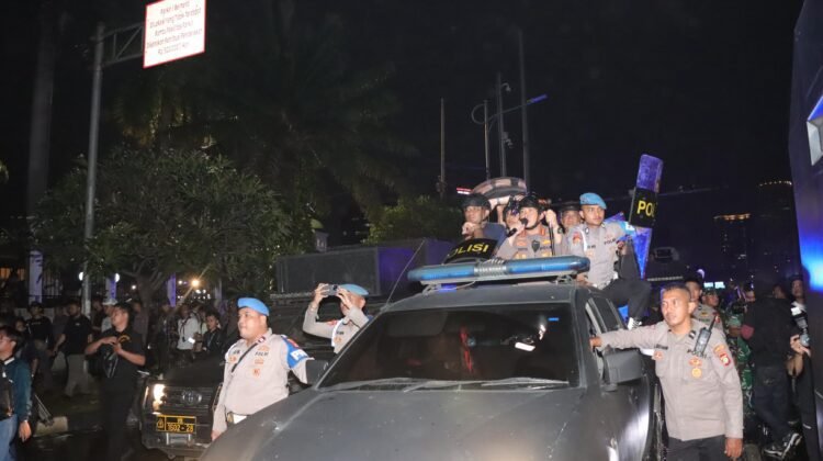4 Polisi Luka Bakar Sebelum Pembubaran Massa Aksi di DPR RI