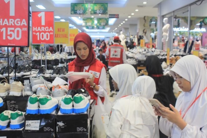 
					Bersama Relawan, PMI Samarinda Ajak 200 Anak Yatim Berburu Keperluan Sekolah dan Lebaran