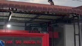 Binaan Lapas berusaha lari dari Genteng Lapas.