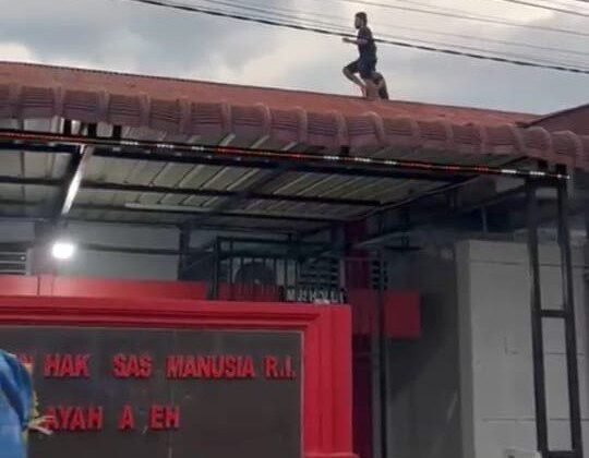Binaan Lapas berusaha lari dari Genteng Lapas.
