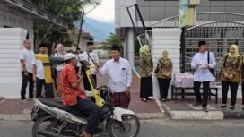 Kajari berbagai takjil di depan kantor Kejaksaan Negeri Aceh Tenggara.