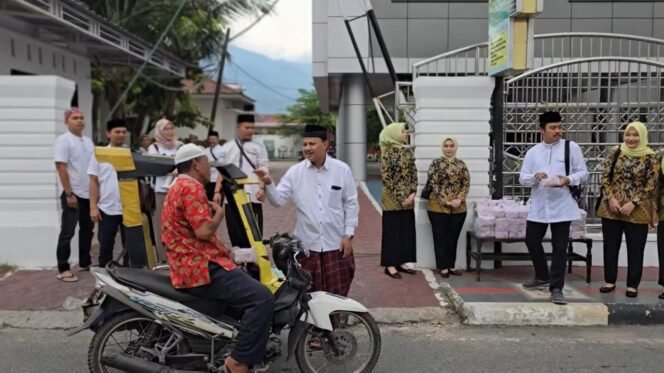 
					Kajari berbagai takjil di depan kantor Kejaksaan Negeri Aceh Tenggara.