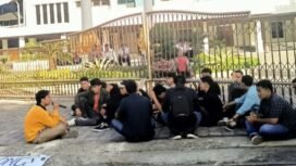 Mahasiswa IPMAT Banda Aceh saat menggelar demonstrasi di depan kantor DPRA..
