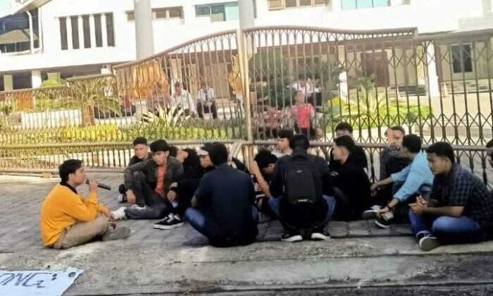 Mahasiswa IPMAT Banda Aceh saat menggelar demonstrasi di depan kantor DPRA..