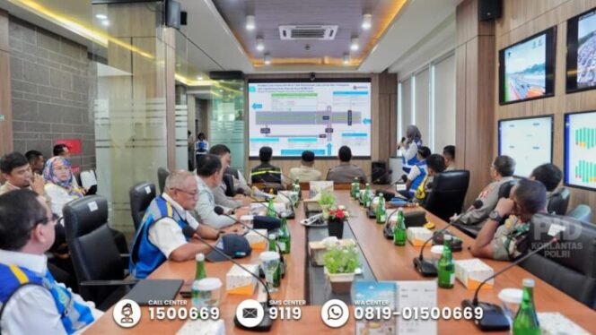 
					Cek One Way Nasional di KM 70 Cikatama, Kapolri: Ada Peningkatan Tapi Tetap Lancar