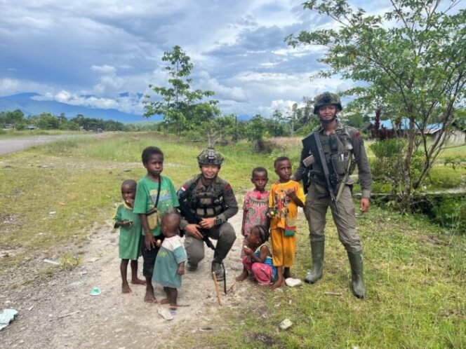 
					Personel Satgas Tindak Operasi Damai Cartenz Jalin Keakraban dengan Anak-anak di Puncak Jaya