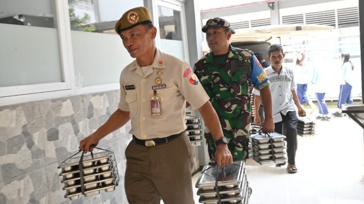 SPPG Lanud Husein Sastranegara SalurkanRatusan Paket Makanan Bergizi