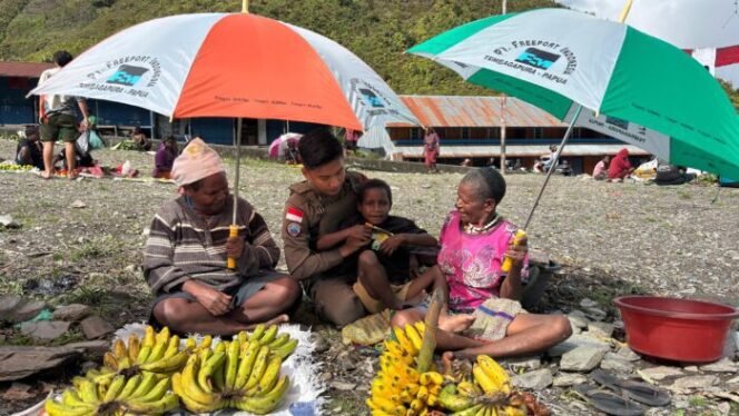 
					Senyum Mama-Mama Papua Saat Bripda Rafly Personel Ops Damai Cartenz-2025 Ulurkan Payung