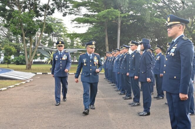 
					Danlanud Husein Sastranegara Kolonel Pnb Alfian Inspektur Upacara HUT ke-79 TNI AU