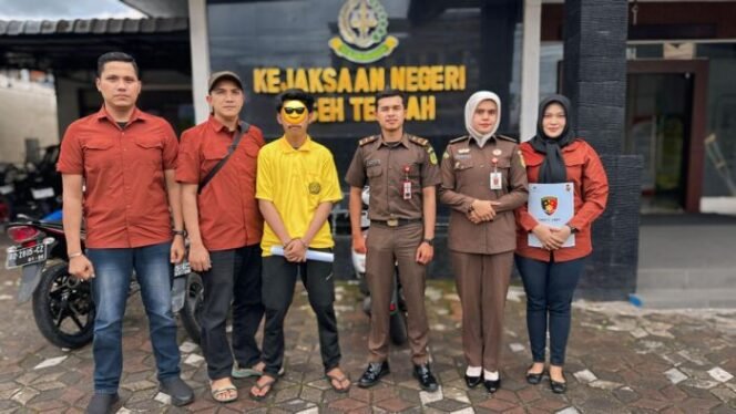 
					Penyidik Polda Aceh Serahkan Tersangka dan barang bukti terkait Manipulasi Akun media sosial MiChat ke Jaksa.