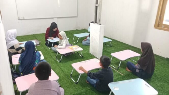 
					PLTU Banjarsari Gelar Bimbel, Uniknya Siswa Hanya Diwajibkan Membayar Dengan Sampah Plastik