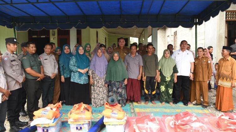 Bupati Aceh Tenggara Menyalurkan Bantuan Masa Panik Kepada Korban Kebakaran
