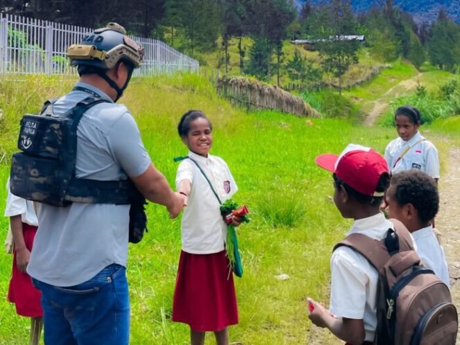 
					Satgas Ops Damai Cartenz Sambangi Anak Sekolah di Ilaga, Perkuat Pendekatan Humanis Jaga Keamanan